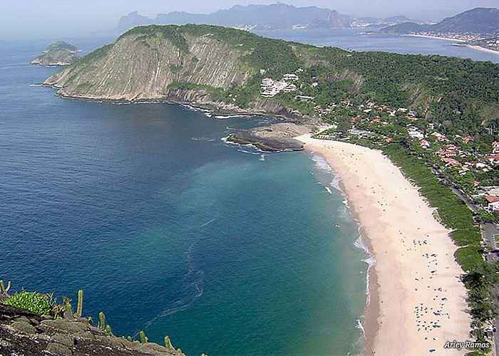praia-montanhas