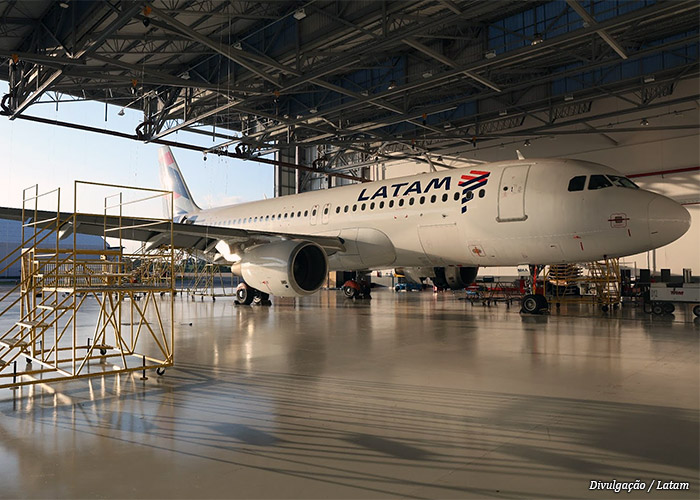 aviao-hangar-latam