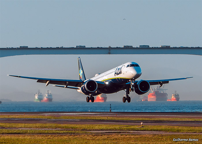 aviao-azul-pousando