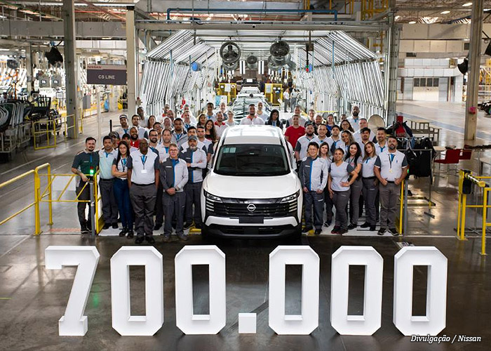 nissan-700