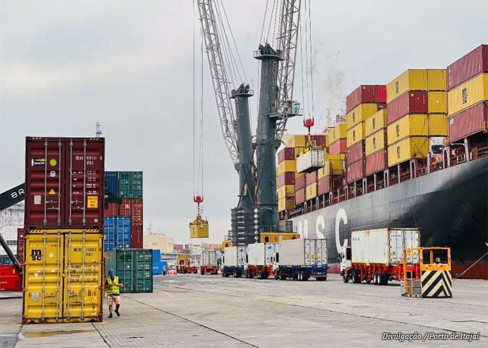 navio-cais-porto-itajai
