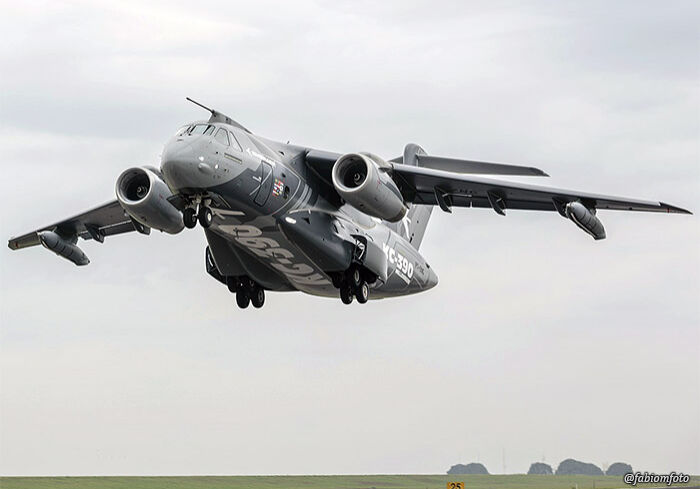 kc-390-decolando