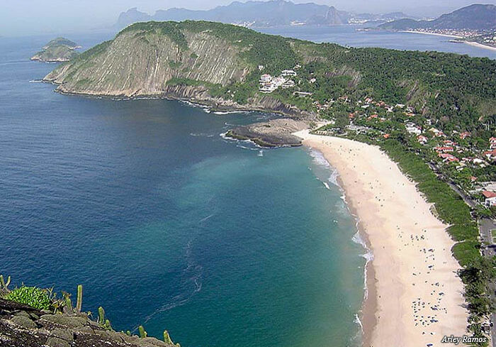 praia-montanhas